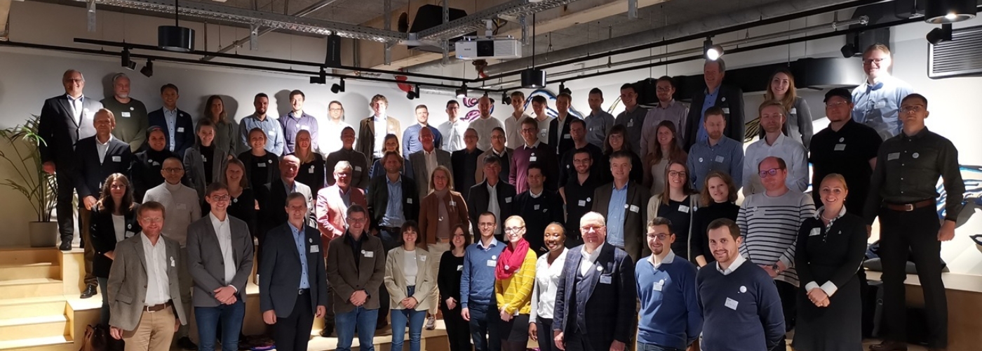 Eine Gruppe von Menschen steht auf einer Treppe.