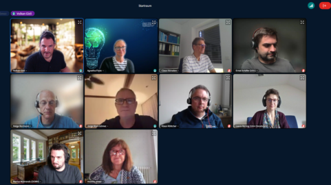 Screenshot eines Online-Meetings, bei dem man zehn Personen in viereckigen Darstellungen sieht.