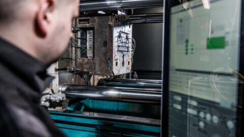 Mitarbeiter vor einer Druckgießanlage