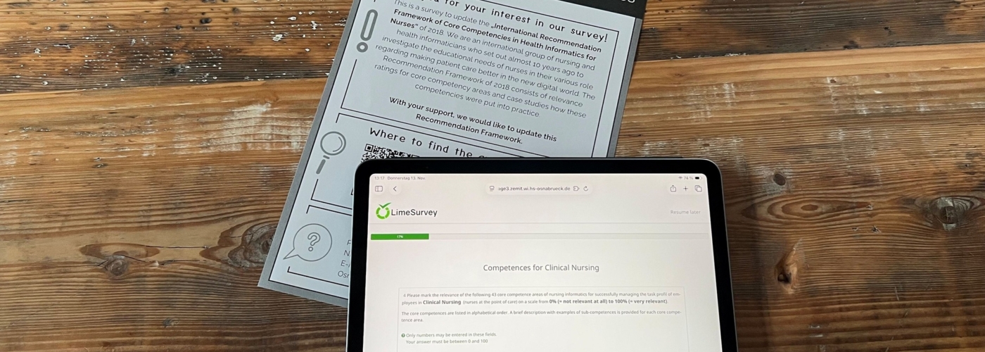 Ein Tablet mit einer Online-Umfrage liegt auf einem Tisch