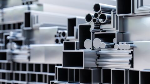 Aluminiumrohre in verschiedenen Größen und Formen gestapelt in einem Regal
