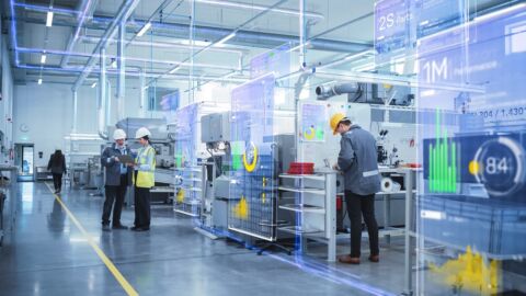 Mitarbeitende in einer Industriehalle, virtuelle Grafiken zeigen Analysedaten