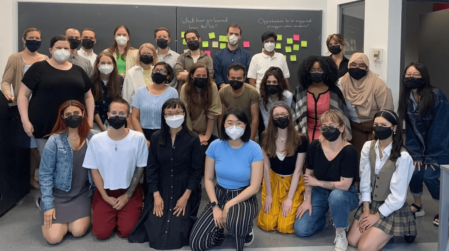Personengruppe mit Atemschutz-Masken