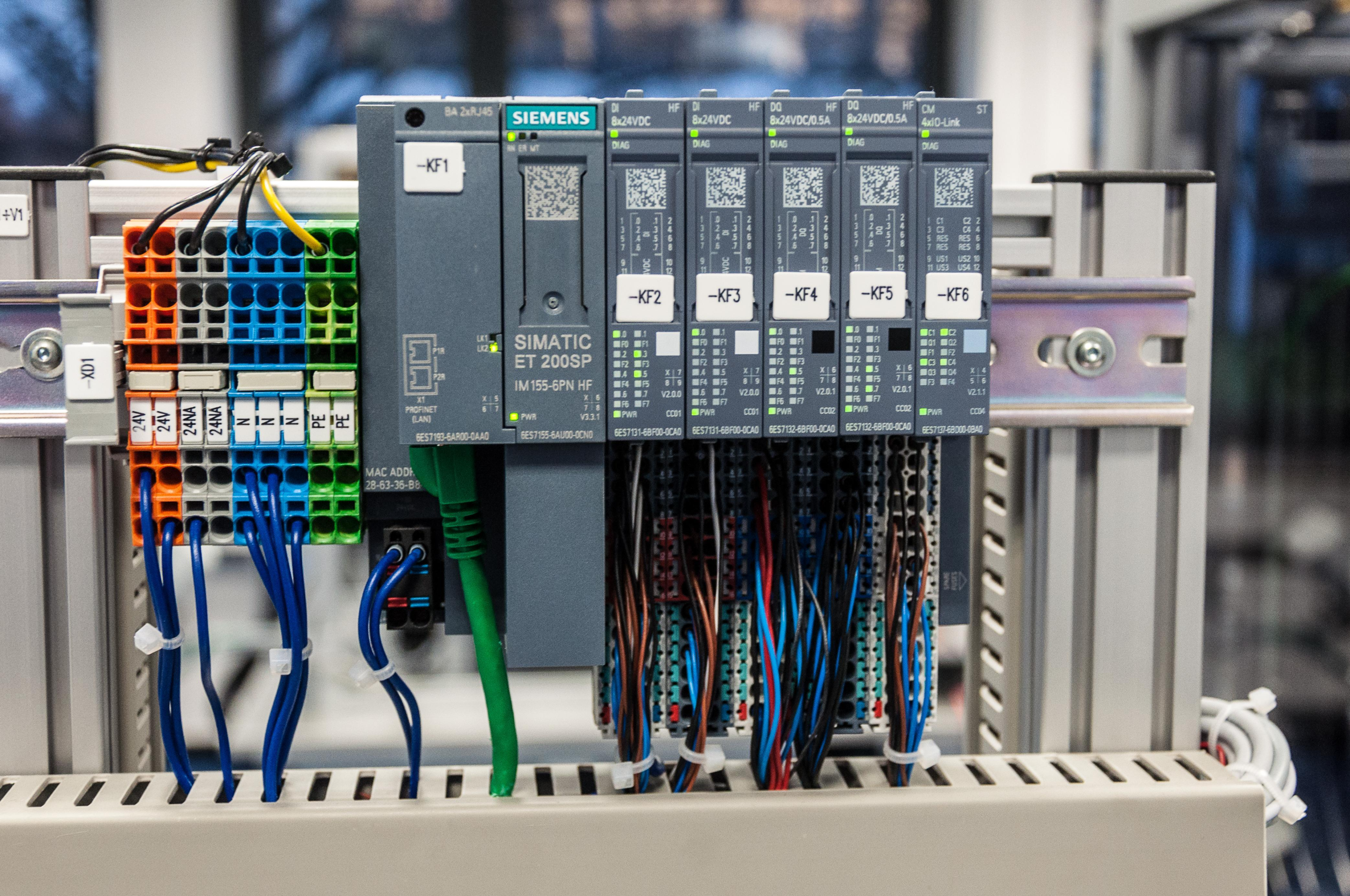 Technisches Gerät mit Kabeln