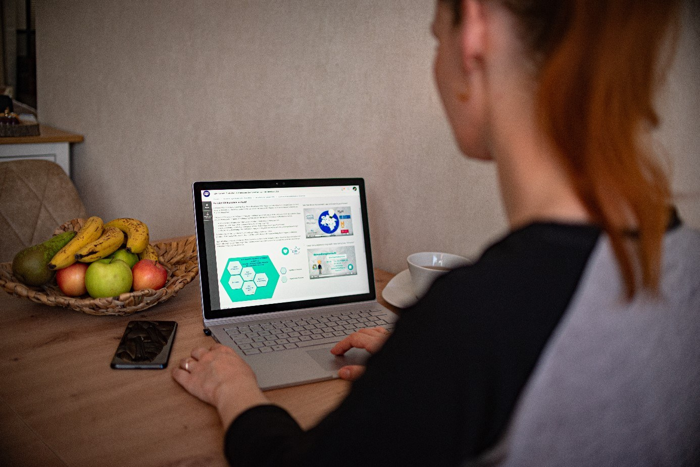 Frau sitzt vor einem Laptop