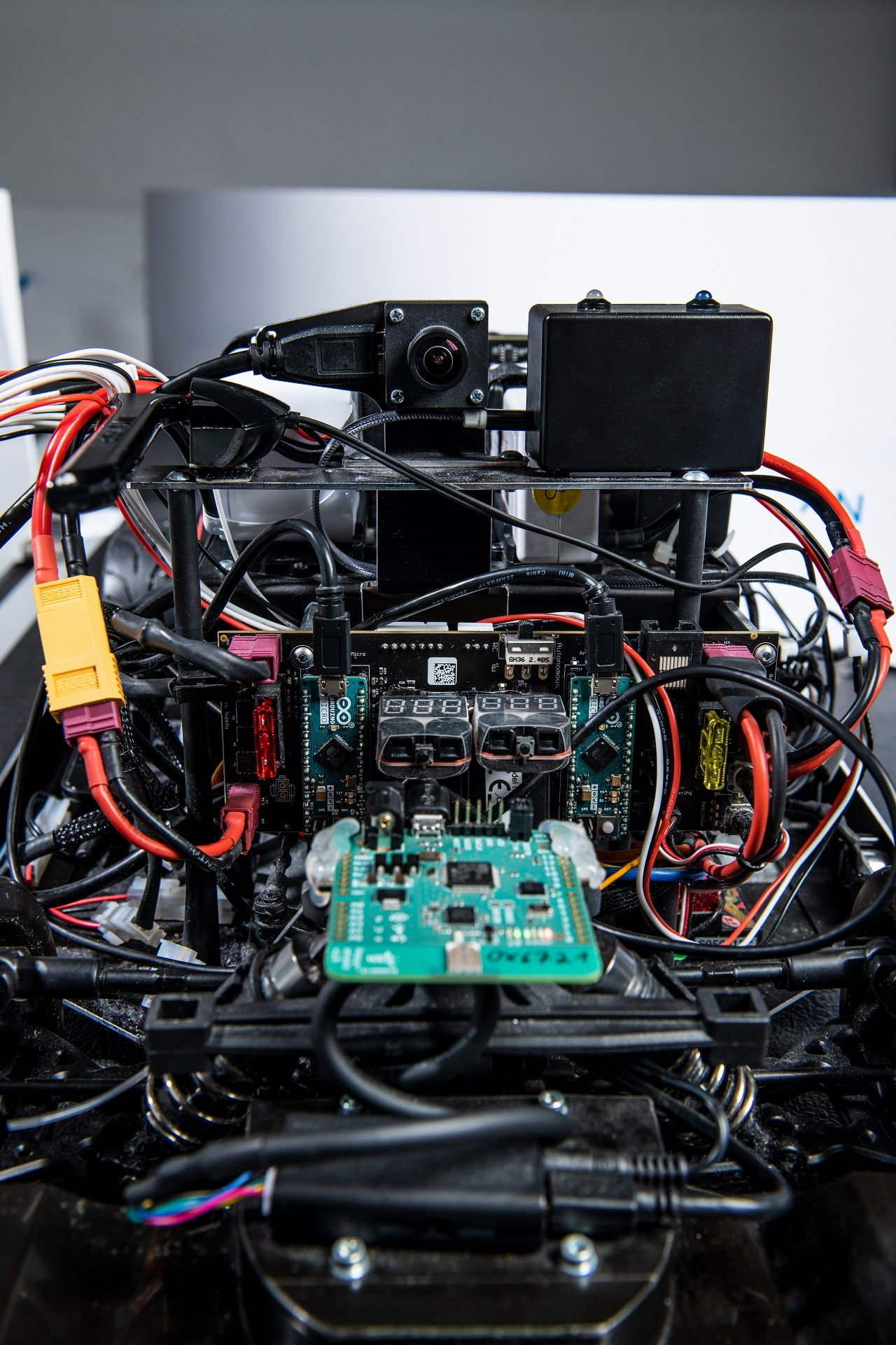 Technisches Gerät mit vielen Kabeln und Kamera