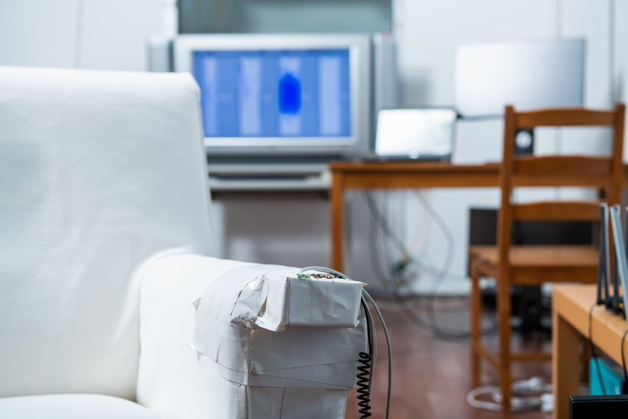 Raum mit mehreren Möbeln und Kabeln