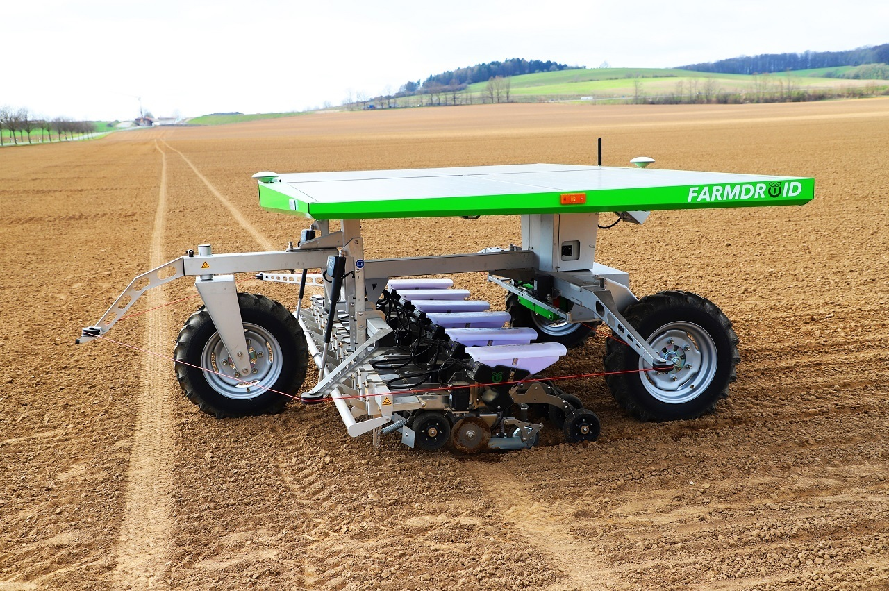 Agrarroboter auf einem kahlen Feld