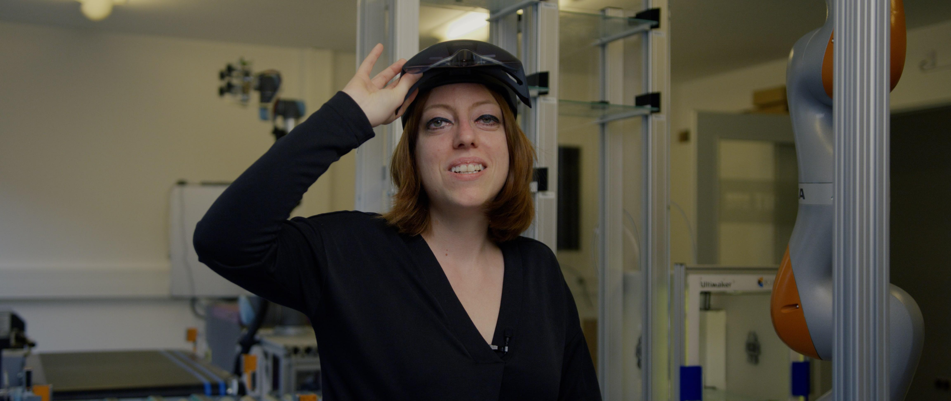 Frau trägt eine Augmented-Reality-Brille