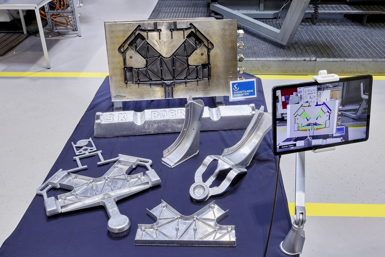 Mehrere Metallgegenstände liegen auf einem Tisch