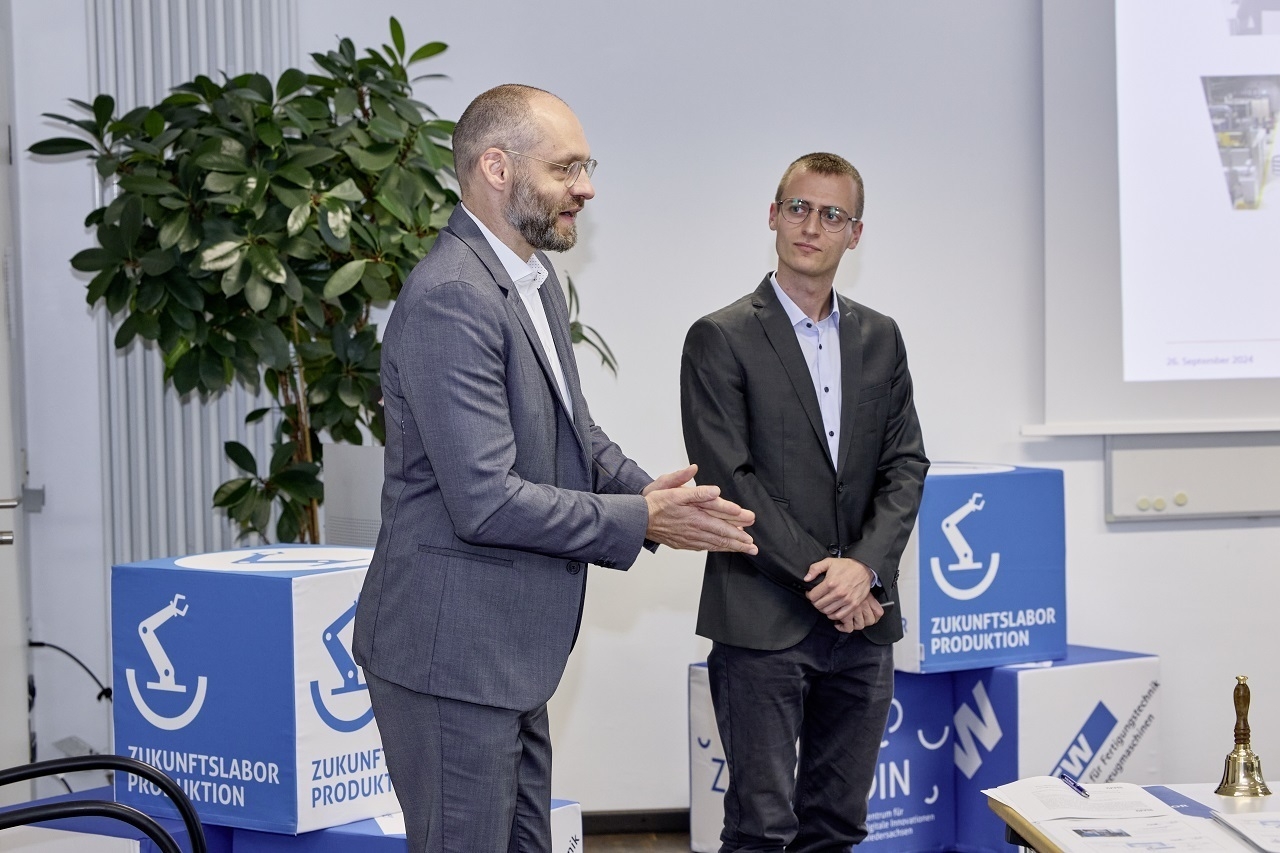 Zwei Männer präsentieren ihre Forschung