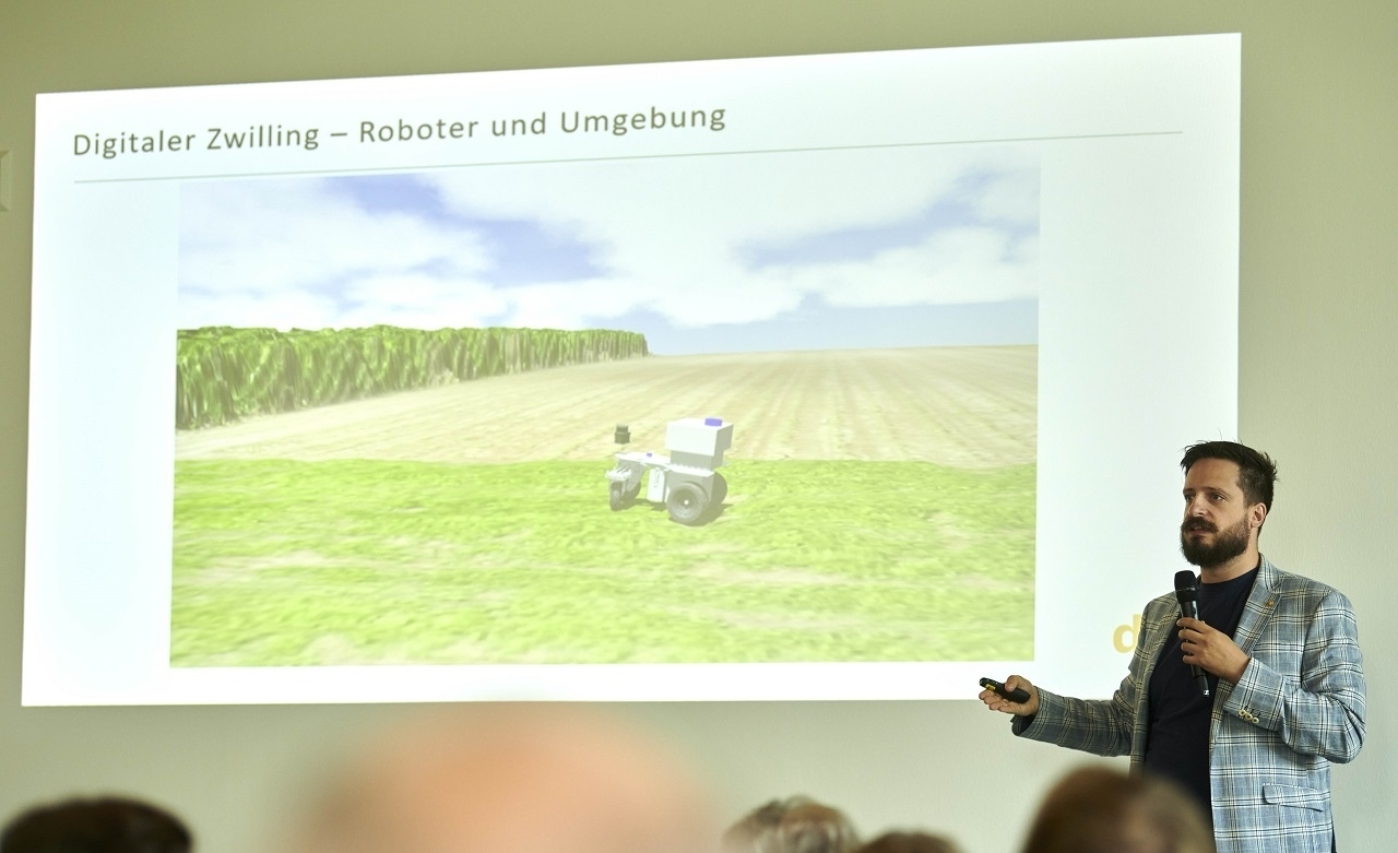 Mann präsentiert vor einer Leinwand