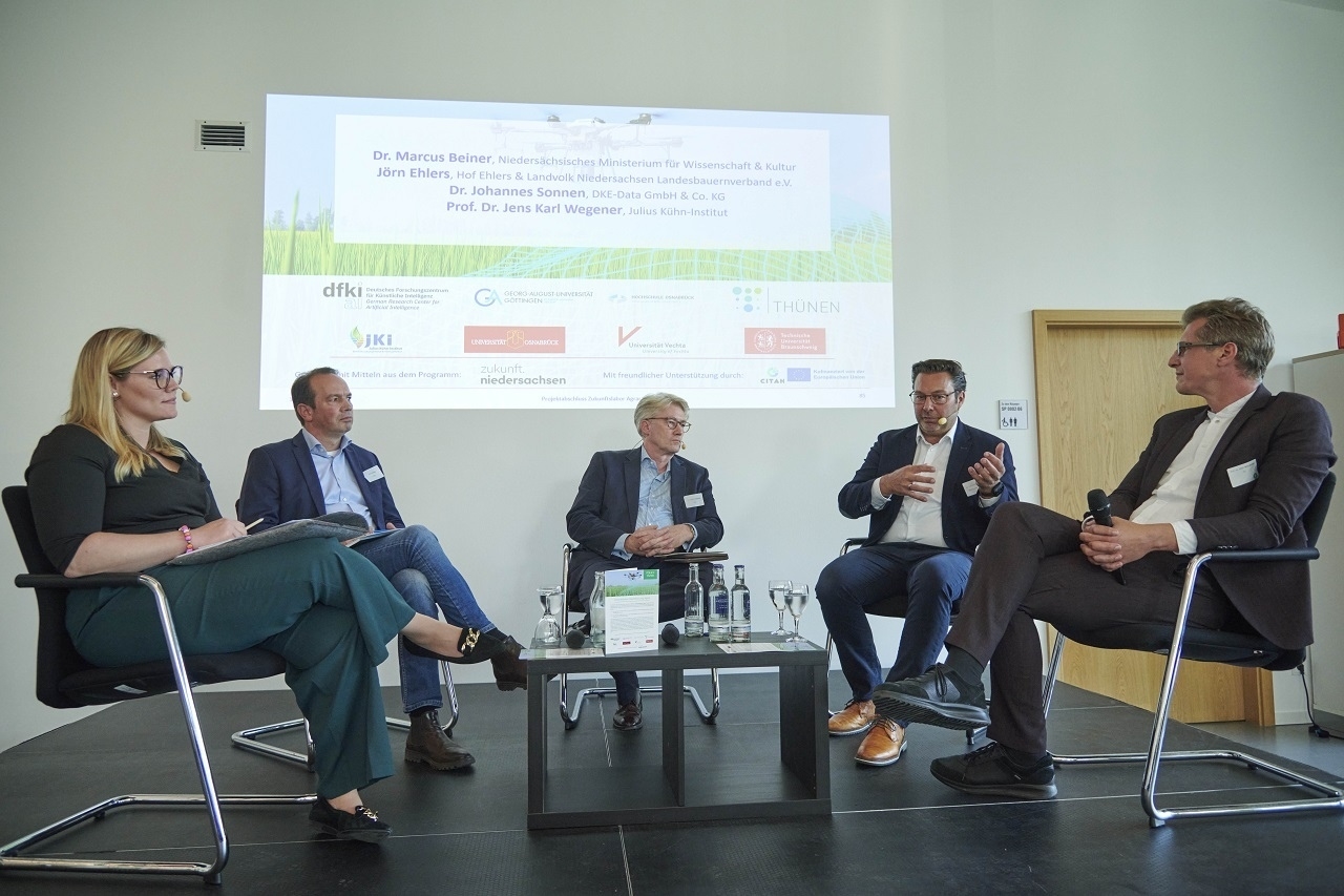 Fünf Personen halten eine Podiumsdiskussion