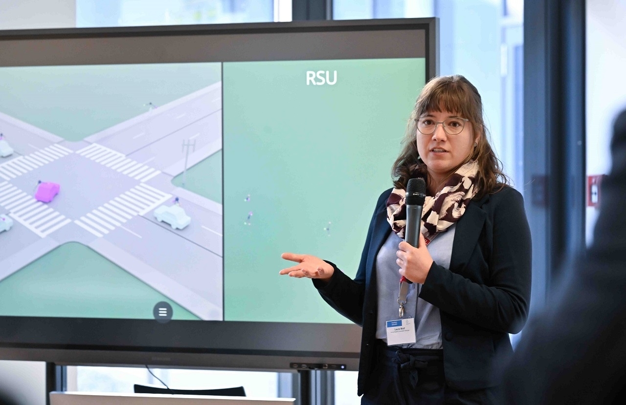 Eine Frau hält eine Präsentation über Autoverkehr