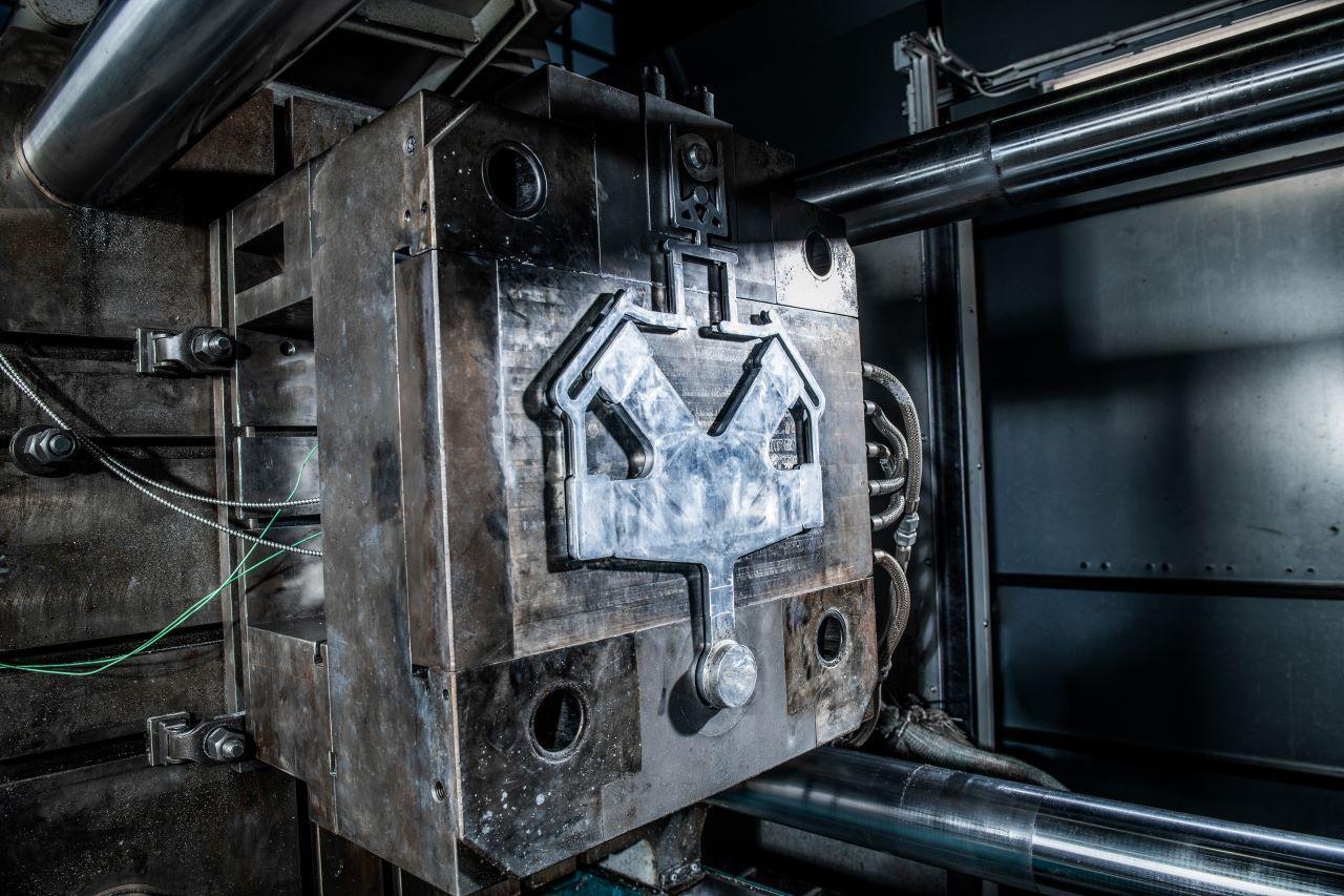 Ein großer Metallblock mit Symbol ist zusehen.