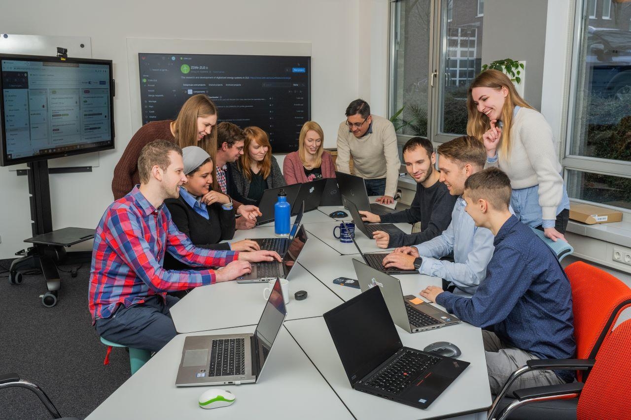 Gruppe von Menschen arbeitet an einem Konferenztisch zusammen