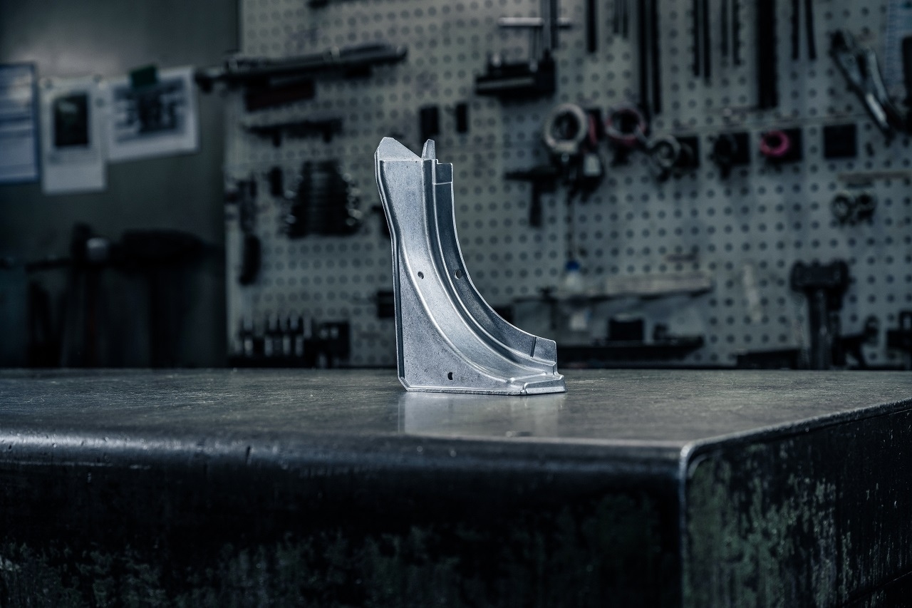 Aluminiumsäule auf Tisch