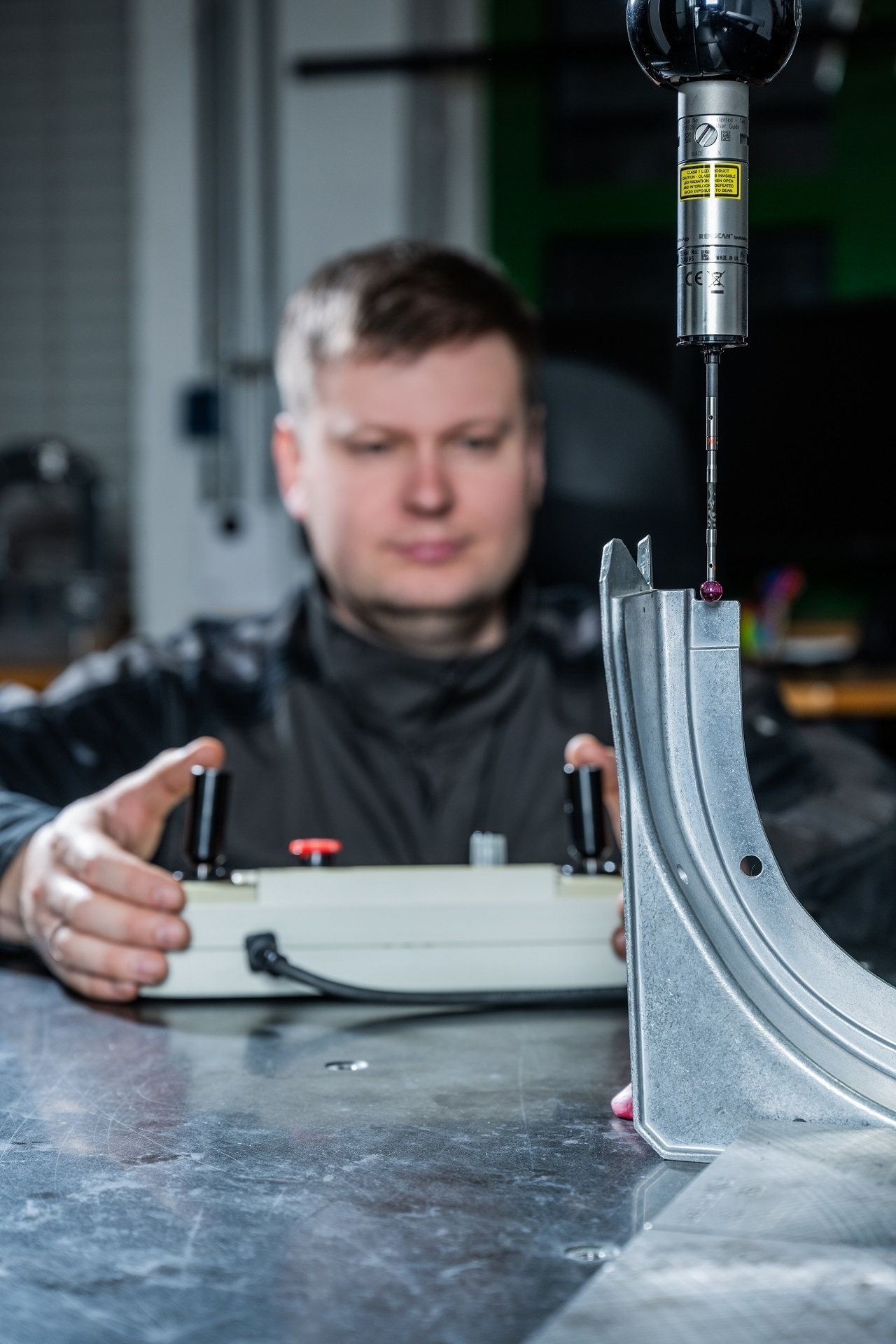 Mann mit Aluminiumsäule