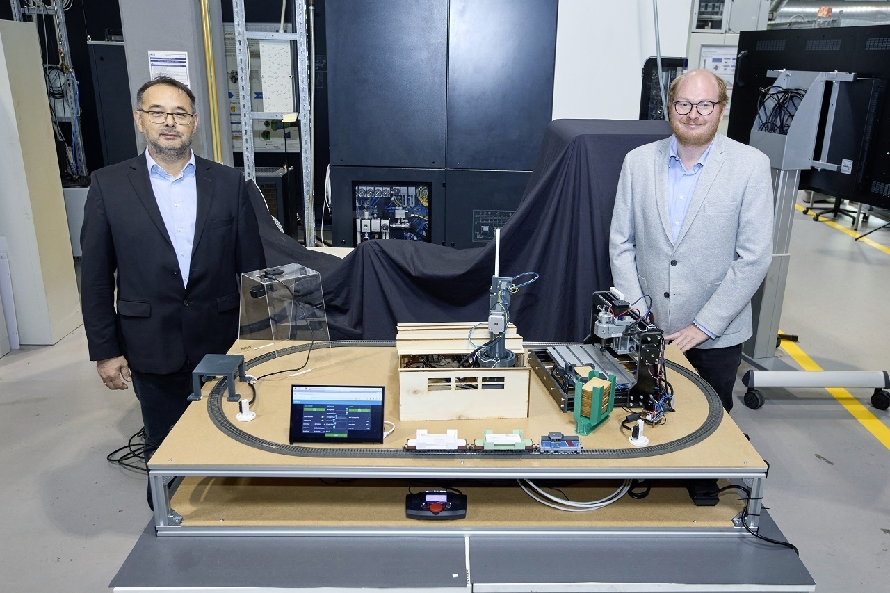 Zwei Männer stehen vor einem Modell.