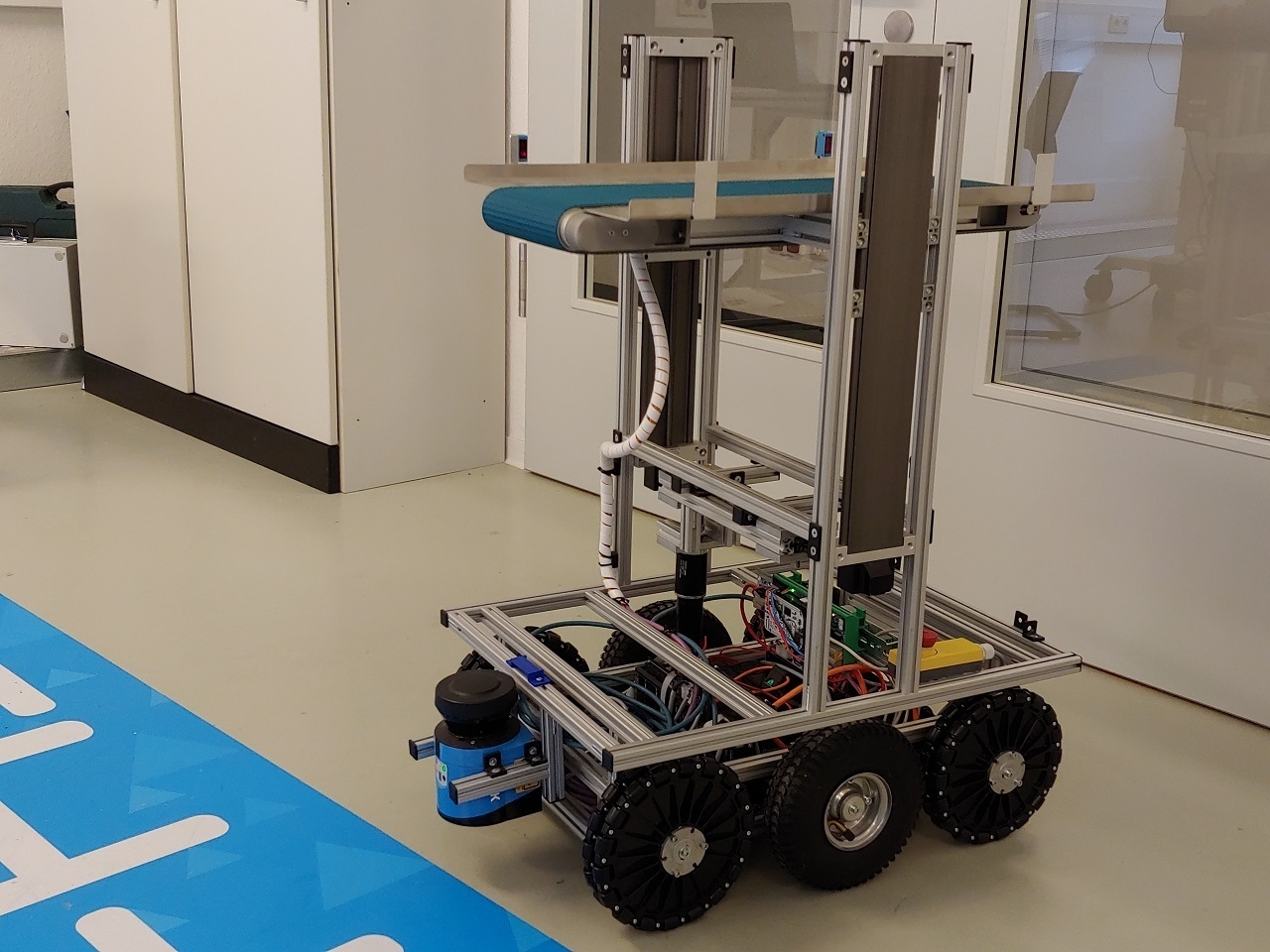 Foto eines Roboters mit Rädern.