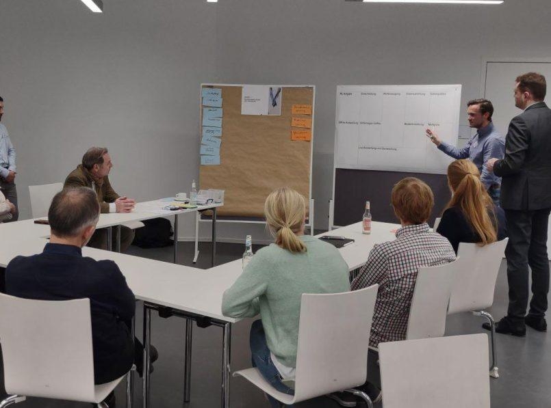 Mehrere Personen in einem Konferenzraum