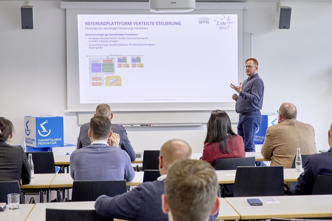 Mehrere Menschen verfolgen Präsentation