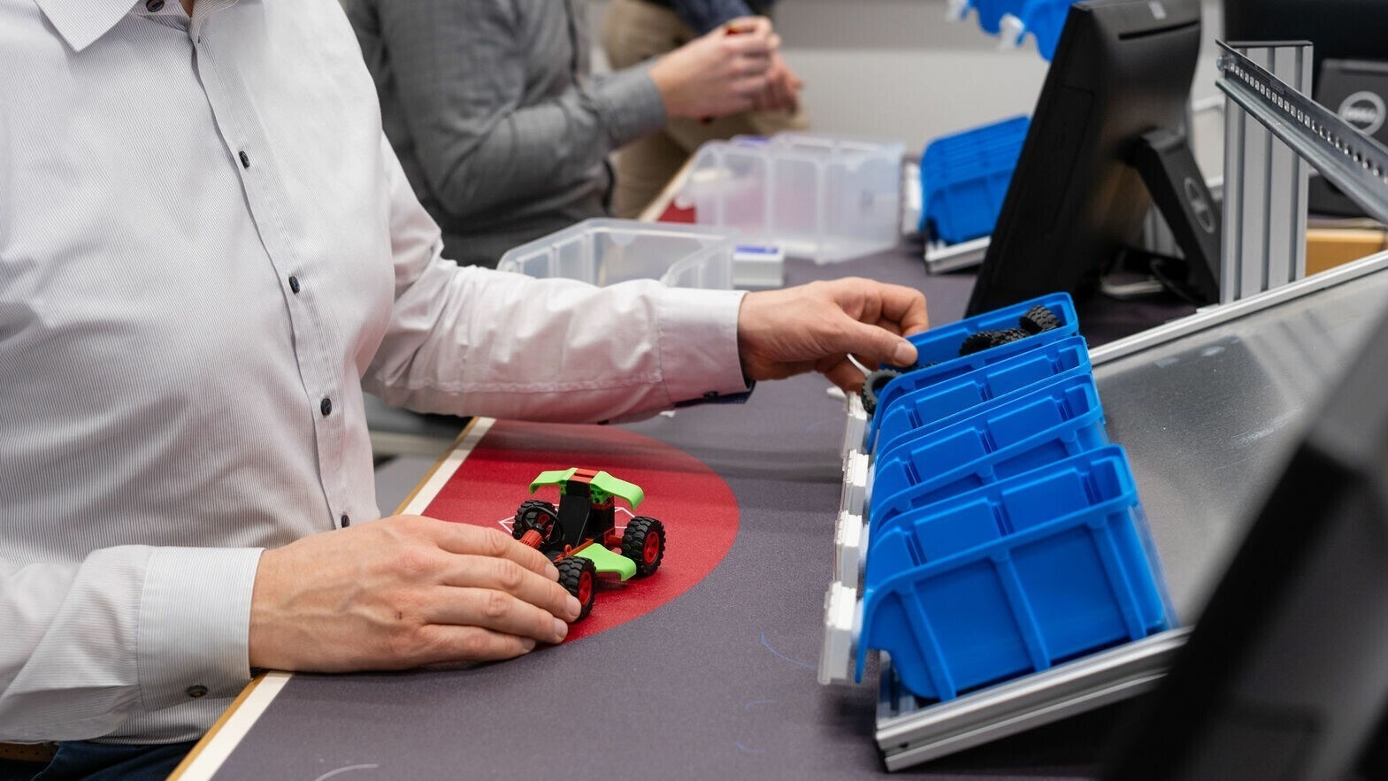 Personen bauen ein kleines Fahrzeug