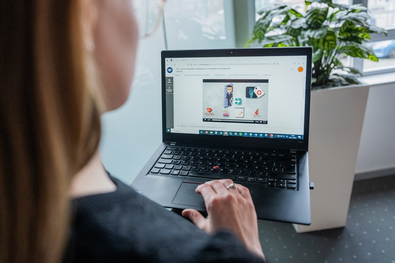 Frau schaut auf Laptop