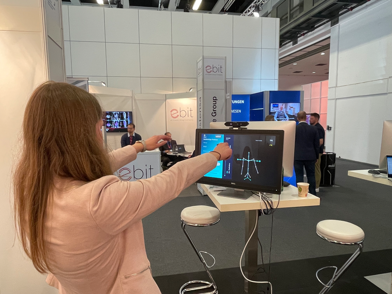 Frau testet die App an einem Messestand