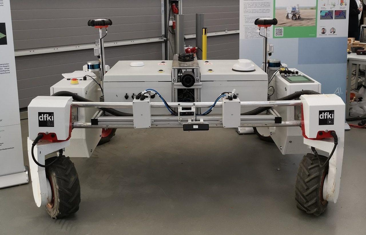 Eine Roboterplattform mit vier Rädern