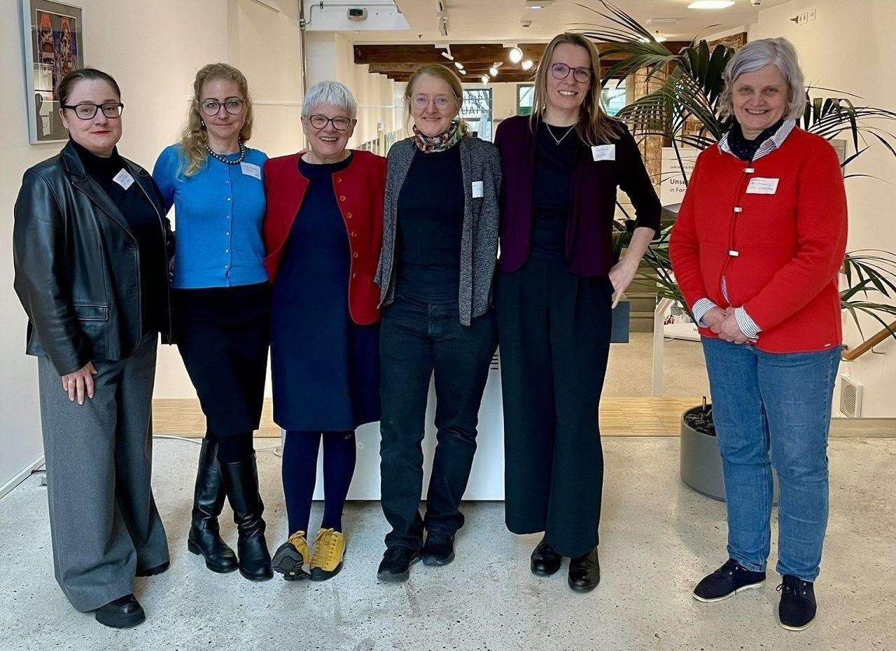 Sechs Frauen blicken in die Kamera.