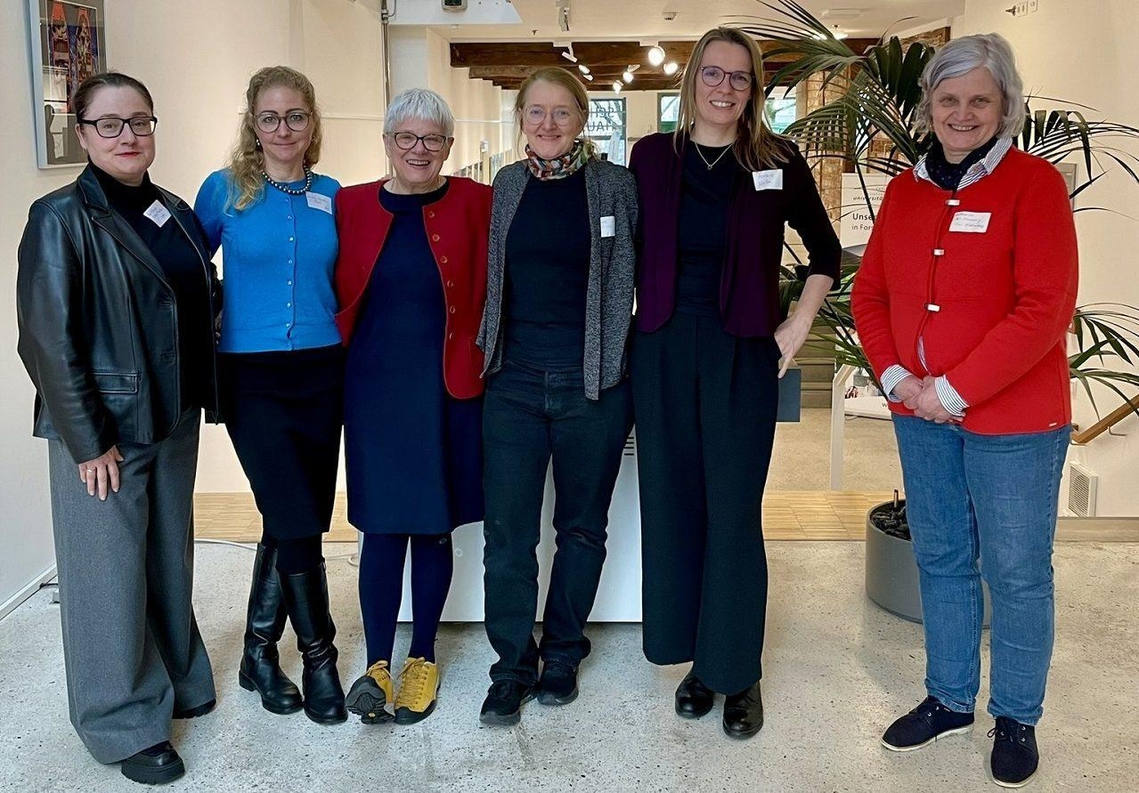 Sechs Frauen stehen nebeneinander