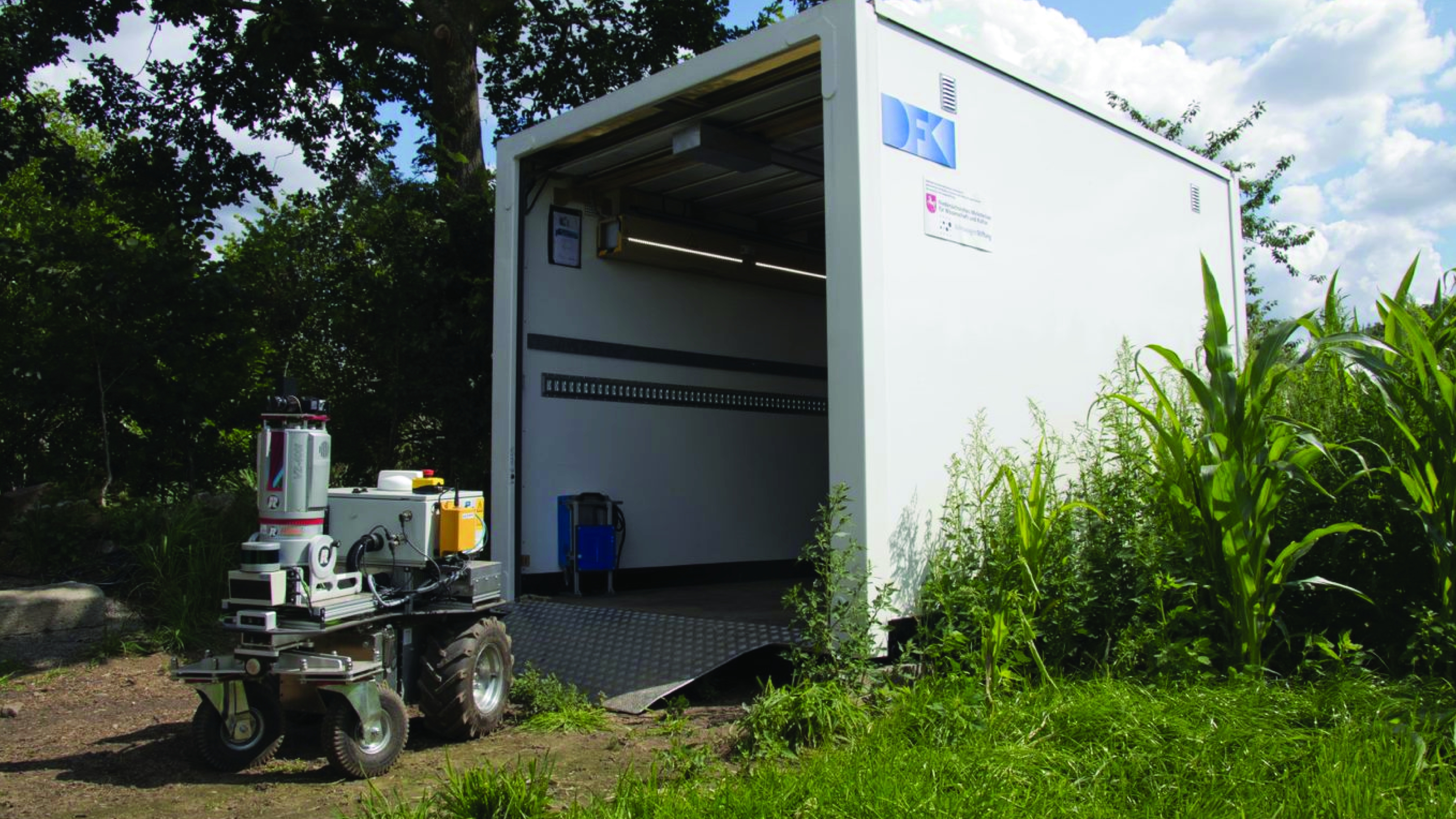 Roboterfahrzeug fährt in eine Garage