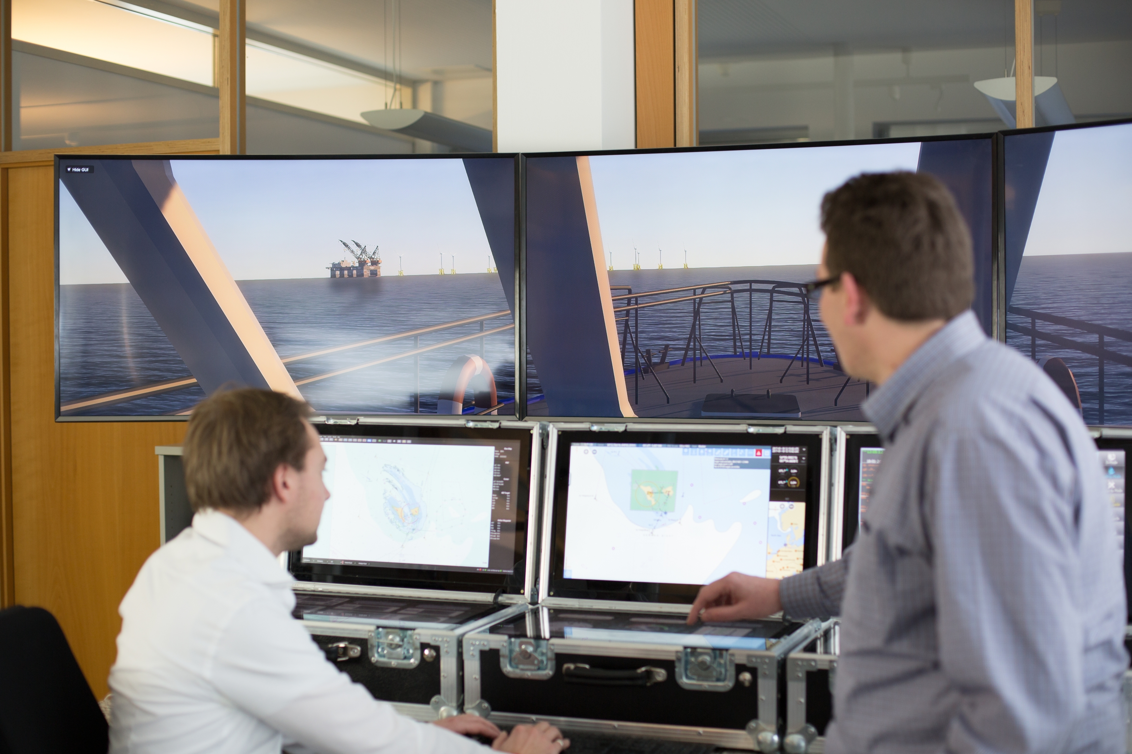 Zwei Personen in einem Schiffs-Simulator