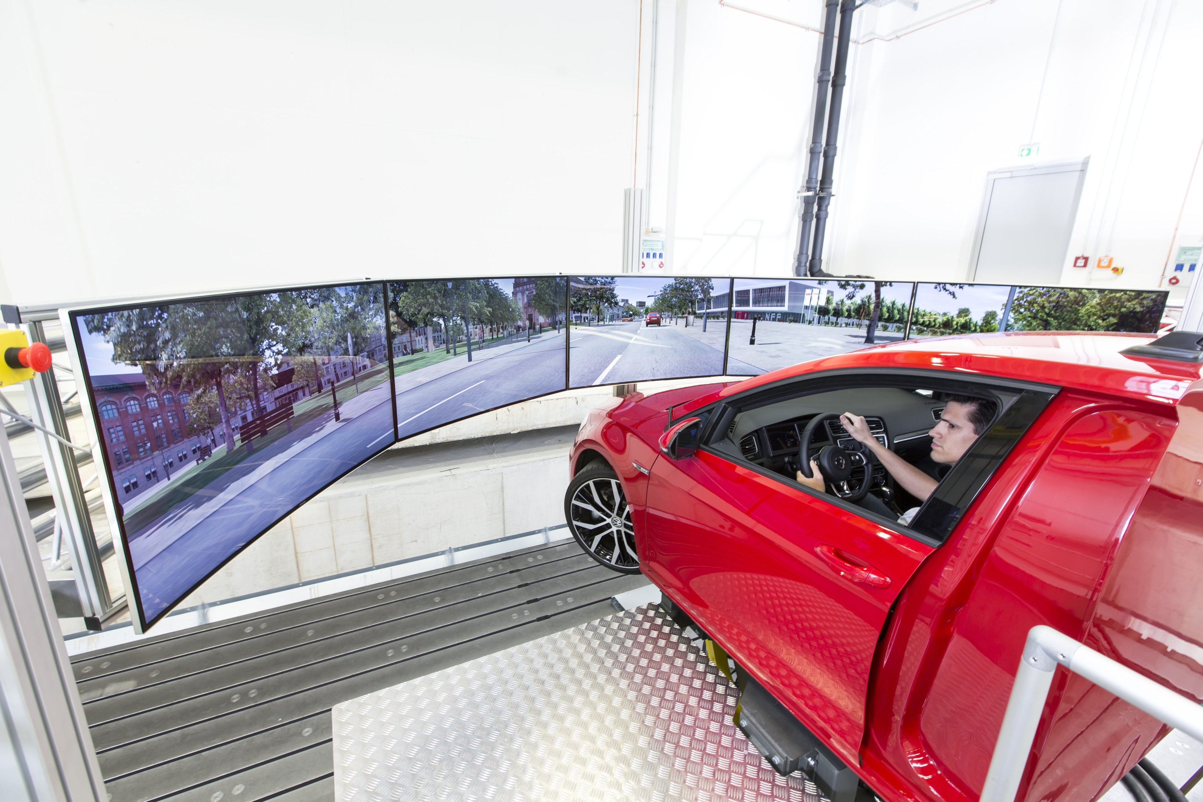 Mann in einem Fahrzeugsimulator