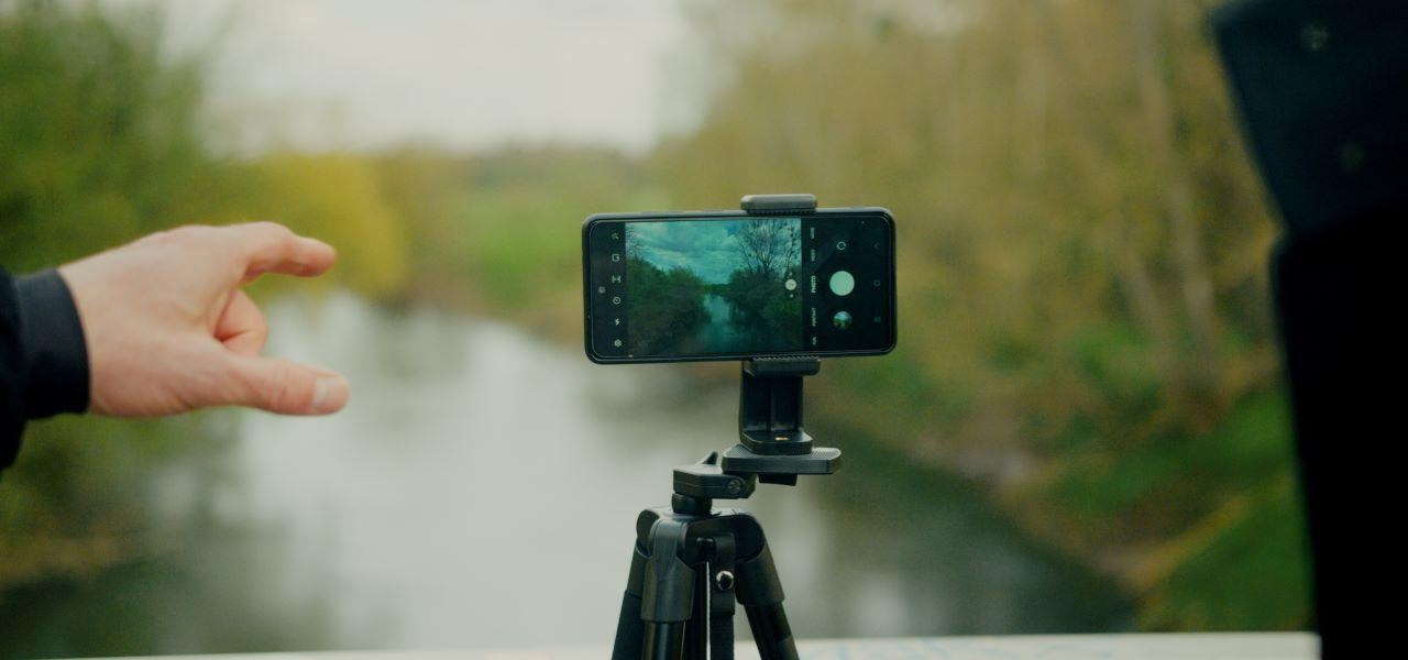Handy auf Stativ nimmt Fluss auf