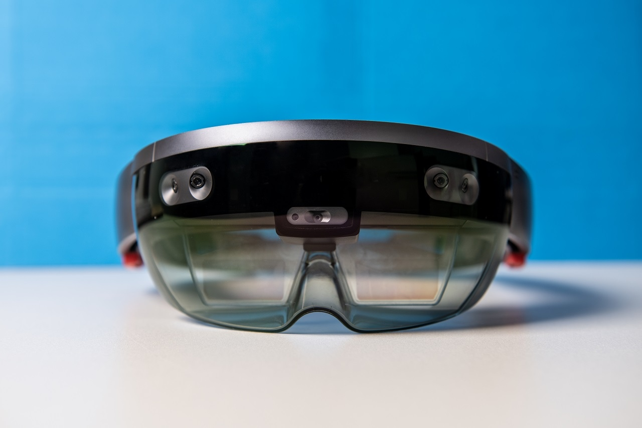 AR-Brille liegt auf glatter Oberfläche