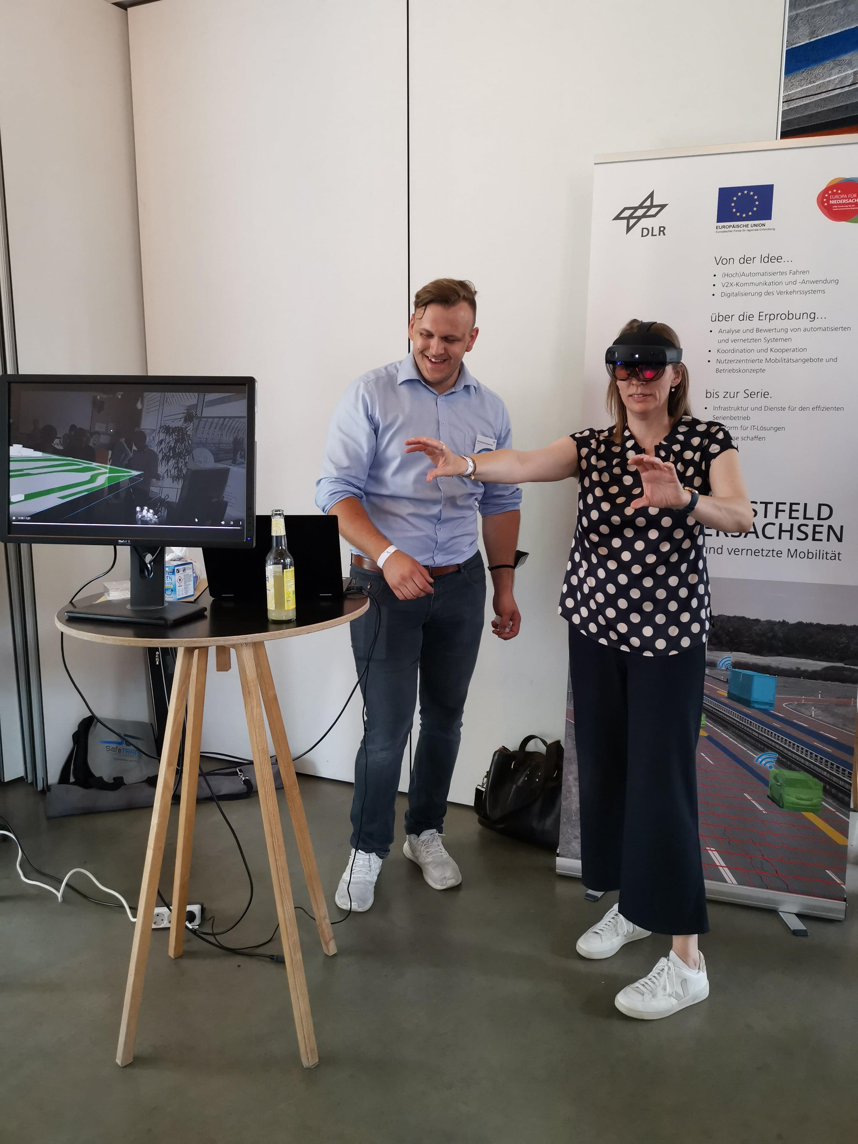 Eine Frau trägt eine Augmented-Reality-Brille während ein Mann daneben steht