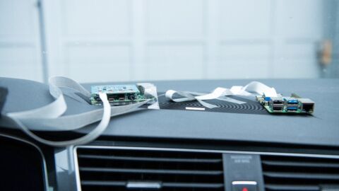 Armatur eines Fahrzeugs auf dem ein technischer Gegenstand liegt