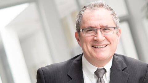 Lächelndes Portrait eines Mannes in Anzug