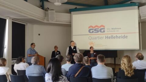 Ein Publikum folgt einer Präsentation