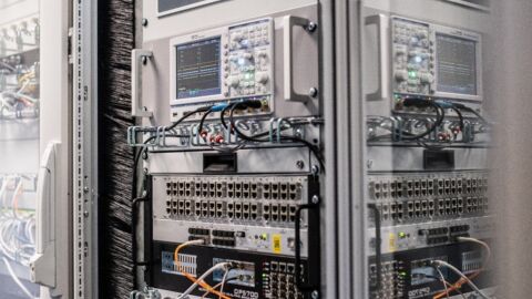 Technische Einheit mit Kabeln und Bildschirmen zur Bedienung