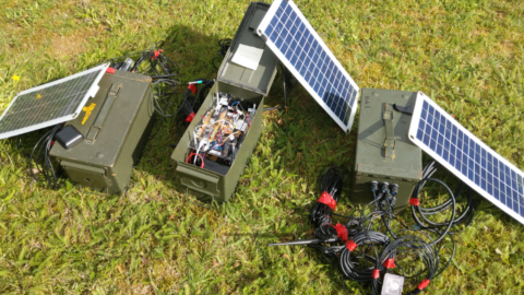 Kleine Solarpanels sind mit Batterieähnlichen Kästen verknüpft