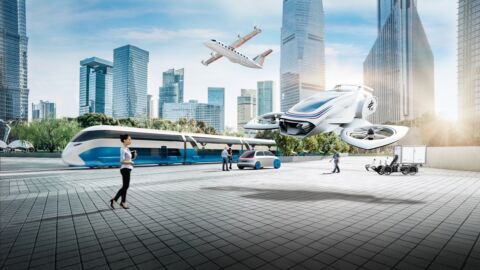 hypothetische Zukunftsstadt mit diversen Fahrzeugen und innovativen Lösungen