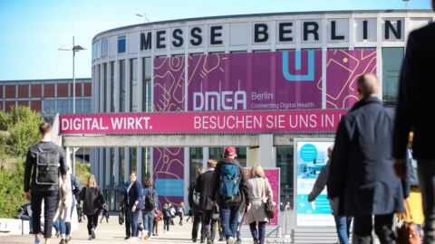 Menschen strömen zur Messe Berlin