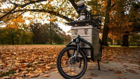 Ein Fahrrad mit technischem Equipment bestückt in einem herbstlichen Wald