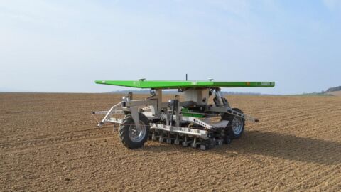 Landwirtschaftliches modernes Fahrzeug fährt über einen Acker