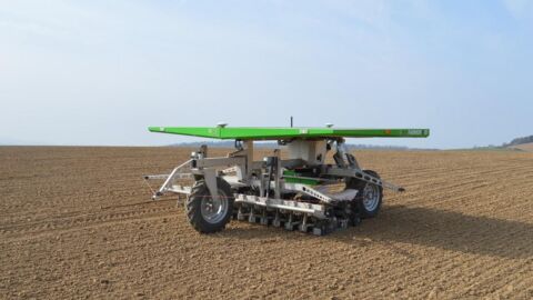 Landwirtschaftliches Fahrzeug fährt über Feld