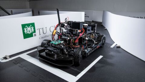 Fahrzeug mit vielen Kabeln und ohne Karosserie