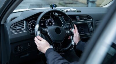 Hände am Steuer eines Autos